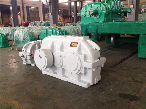 閉式齒輪減速機采用油浴潤滑時，如何判斷油位是否合適？